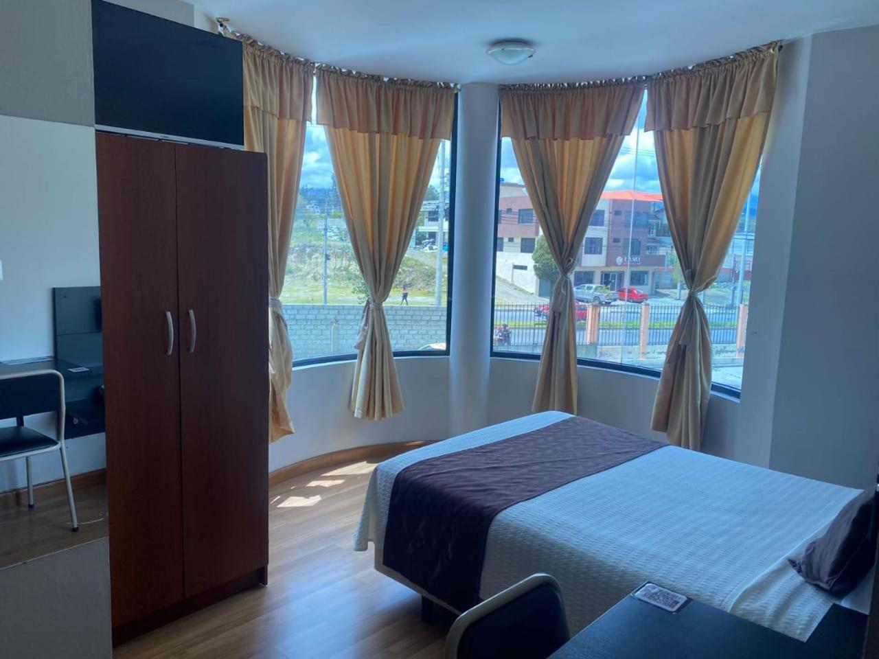 Hotel Versailles 암바토 외부 사진