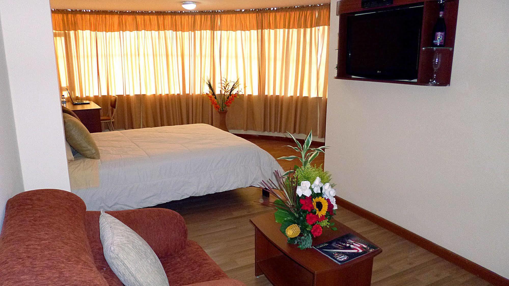 Hotel Versailles 암바토 외부 사진