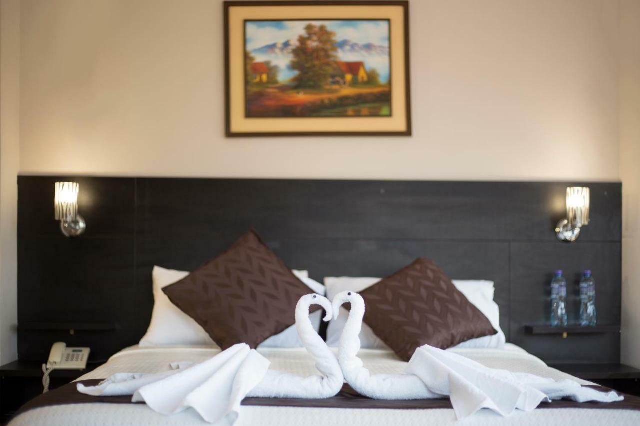 Hotel Versailles 암바토 외부 사진